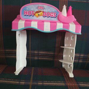 The rotating grill for the mini hot dog Shopkins is a replacement piece